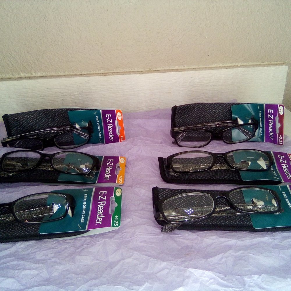 Foster Grant Kyra Black & Silver Reading Glasses With Case